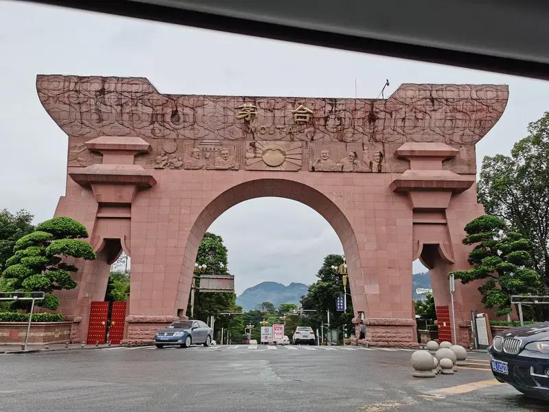 茅台酒厂为啥不做厂家直销？我认为，绝非能力不足，而是不敢、也无