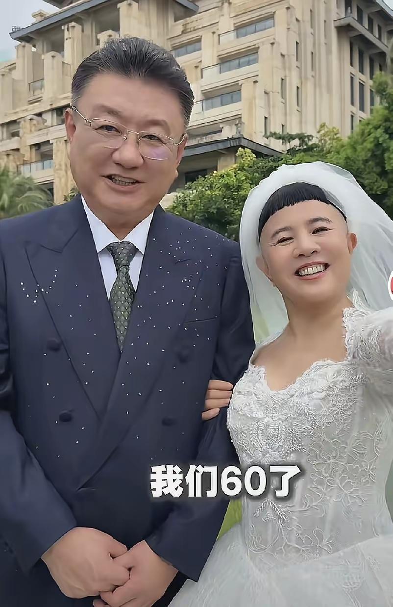央视主持人个个状态都很赞，看着比实际年龄小，不显年龄。金龟子王宁60了，两人像