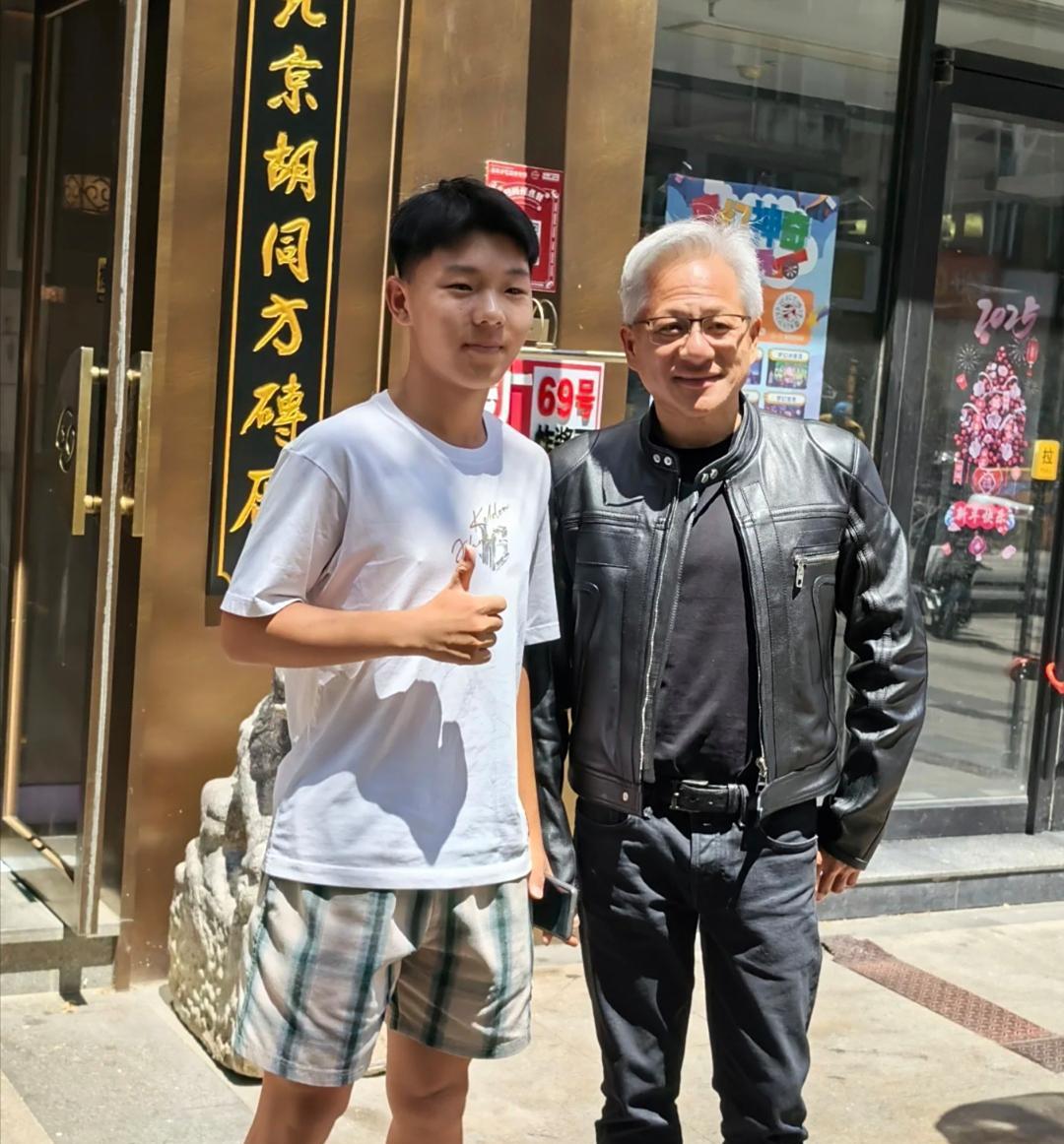 英伟达总裁黄仁勋现身北京街头，一头白发好显老，大热天的他还穿着皮衣外套，真能抗热