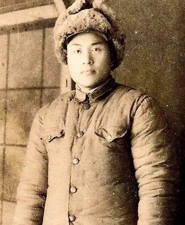 1942年，侦察股长凌少农，私下向日本人购买布料，对方说：“你看起来像军人？”​