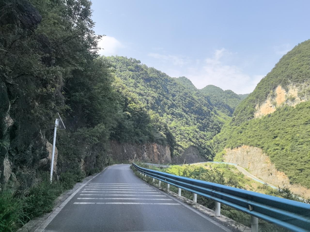 自驾从威宁到彝良走县道，路上爆胎，叫天天不应叫地地不灵。[捂脸哭]778县道威宁