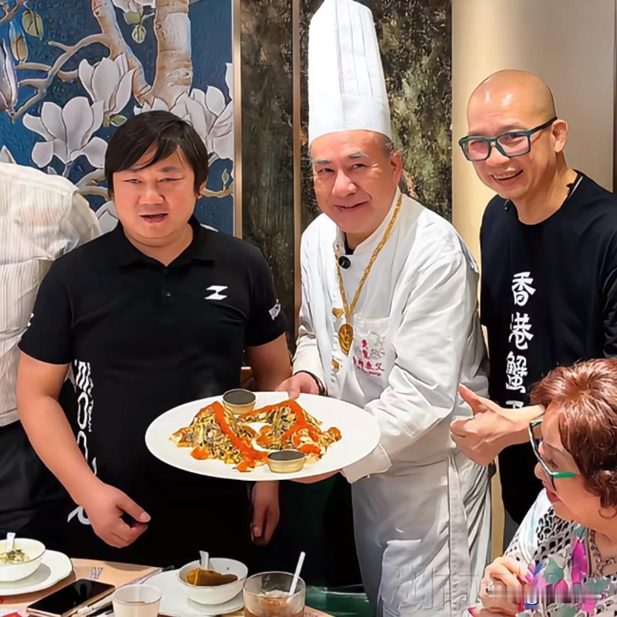 张雪这个香港交车仪式怕是创造历史了！雷军会交车王传福也会交车，但那都是一本正经的