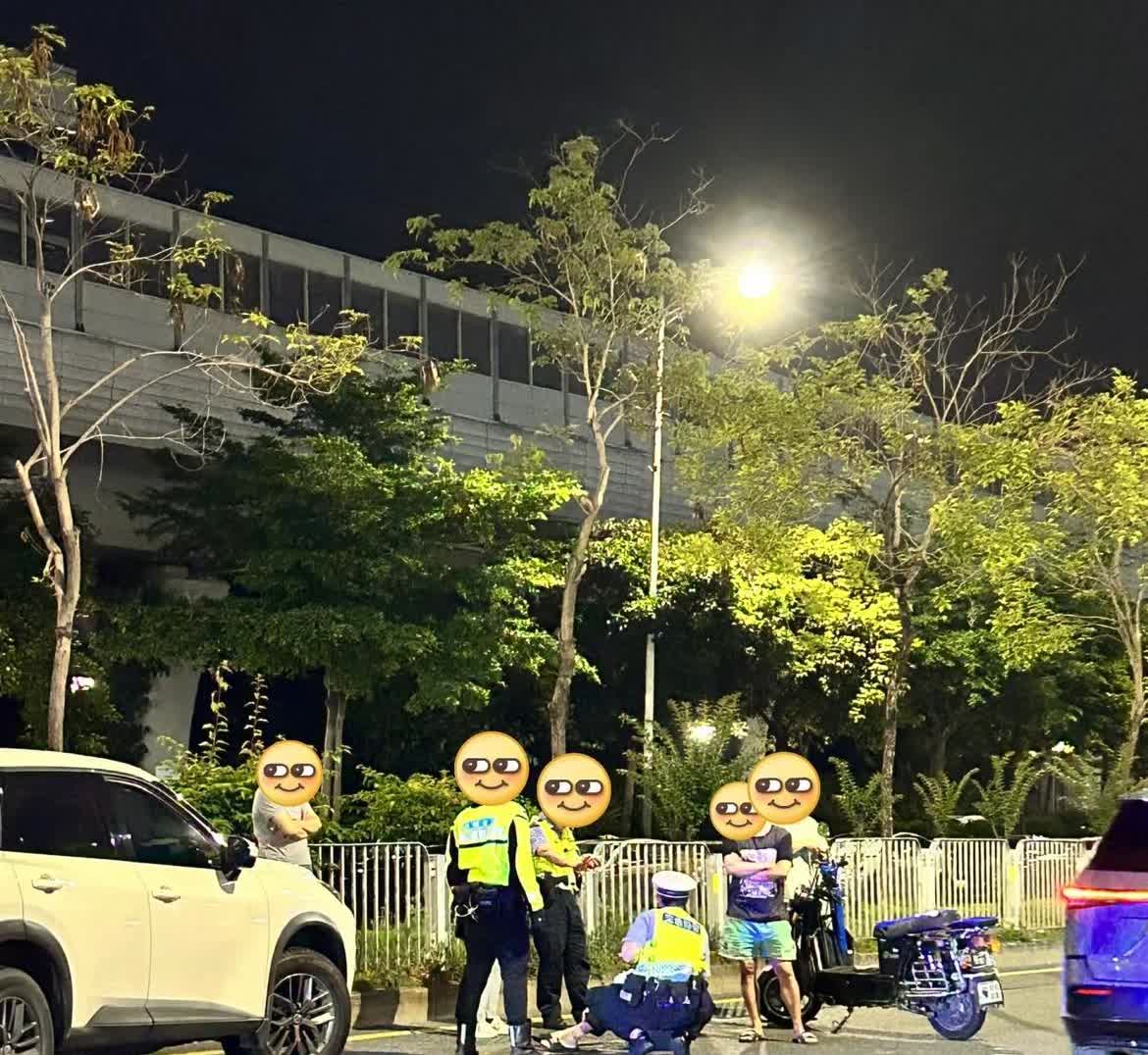 深圳摩的佬又出事了，固戍海滨新村公交站天桥附近，摩的佬载客在机动车道行驶与小轿车