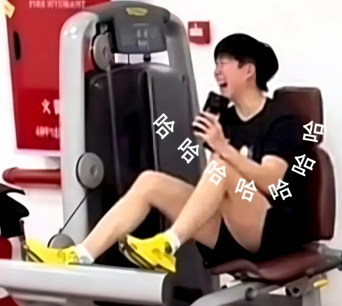 这角度刚刚好，完美捕捉到表情失控的大头！大头是怎么也没想到，明明是在看徐瑛彬的