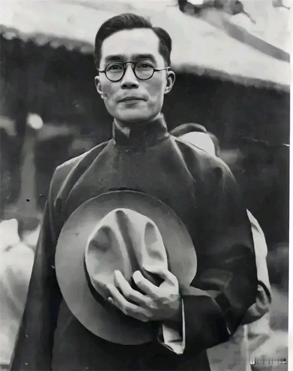 ​1938年，云南王龙云女儿落榜西南联大后，想要通过校长梅贻琦的关系，希望能够进