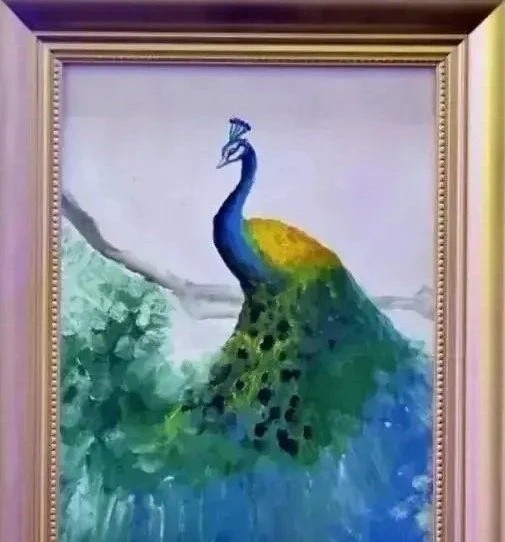 有一幅画是李湘女儿王诗龄画的，卖了12万。另外一幅画是路人画的值100块钱。
