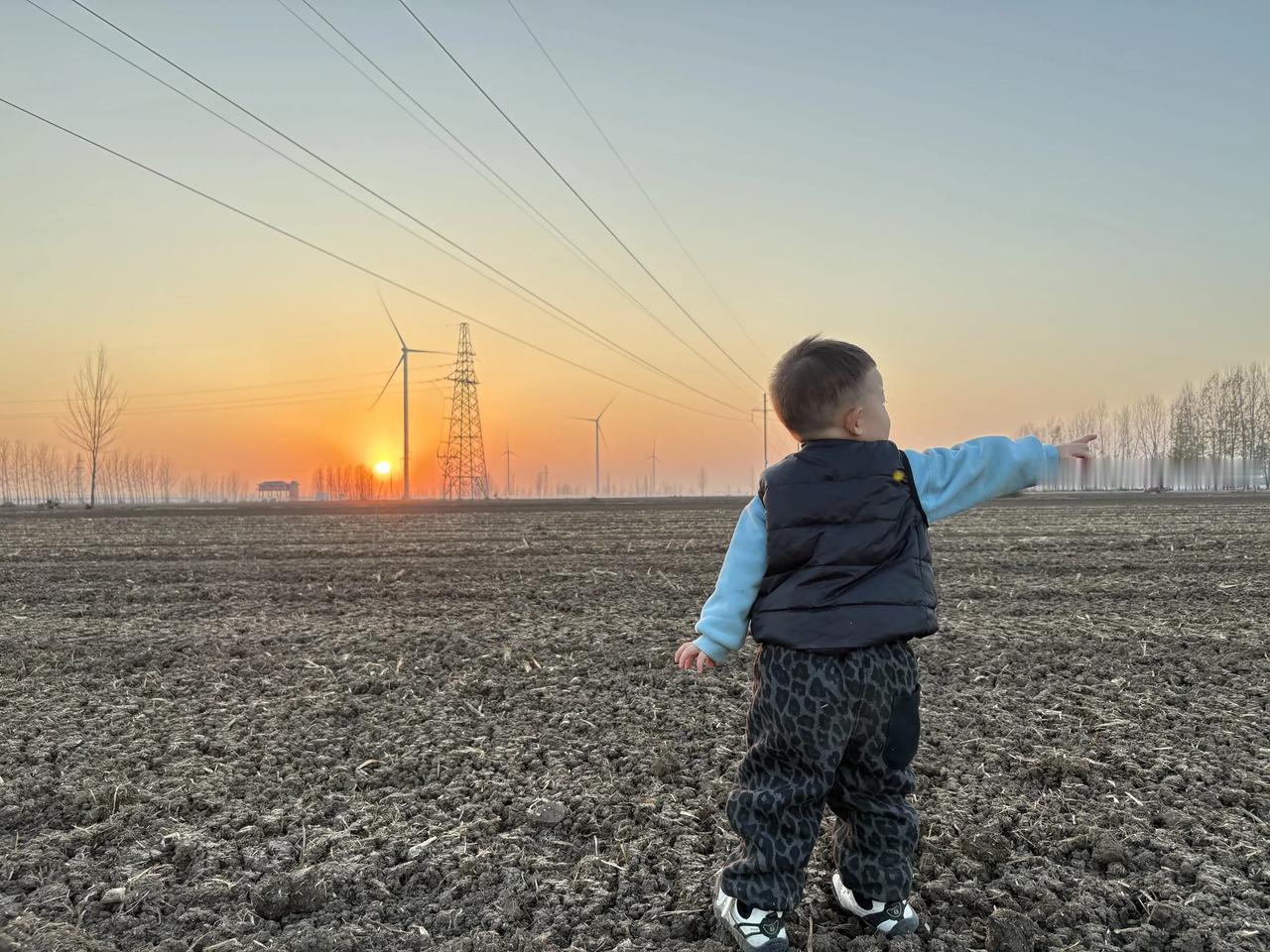 看来农村禁止焚烧秸秆是对的啊先不说什么大气污染了，这晚上躺被窝里眼睛都熏的睁不