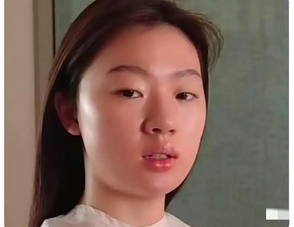 素颜的单依纯颜值好低呀，甚至可以用丑来形容了，可见化妆与不化妆的巨大差异，你说是