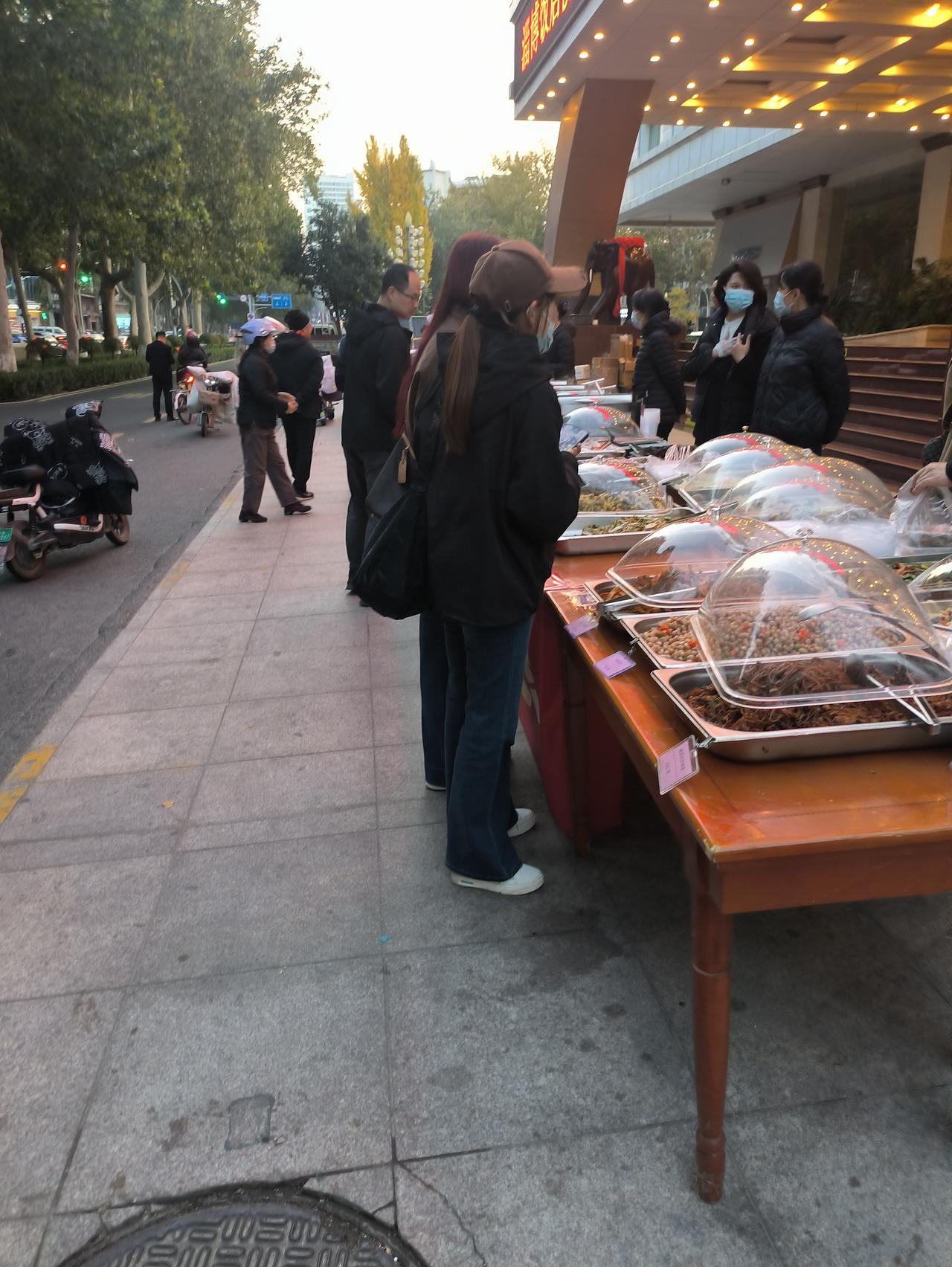 红红火火的淄博饭店便民大食堂。虽然重装修，开业还没有时间表，但是淄博饭店并没有