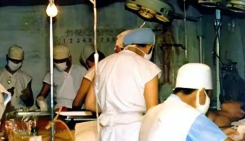 1984年，战士李陶雄中弹牺牲，送葬途中遗体竟两次从车上跌落，护士郑英察觉异样，