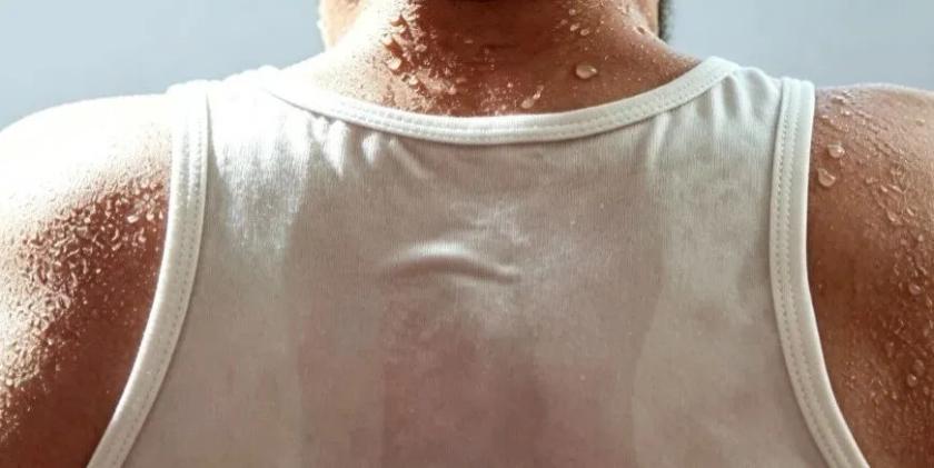 这几天热得离谱，出门买个菜回来，衣服能拧出水。邻居大妈见了就念叨：“哎呀，这