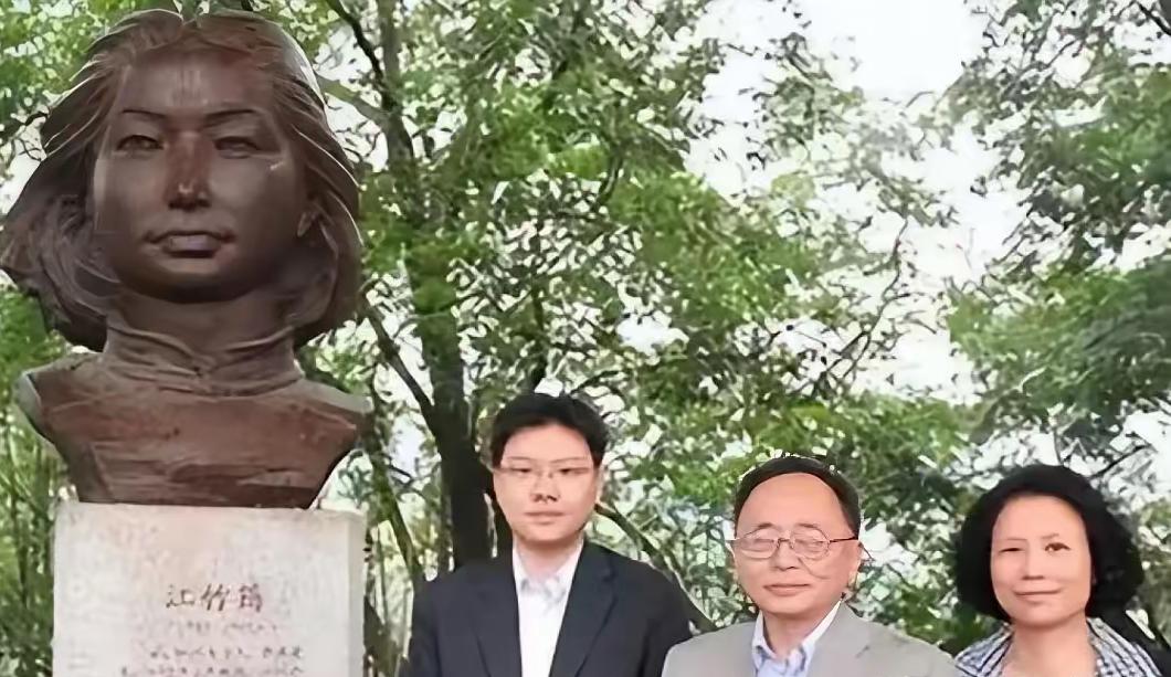 2008年重庆歌乐山烈士陵园，江姐江竹筠烈士的儿子彭云，带着妻子易小冶、儿子彭壮