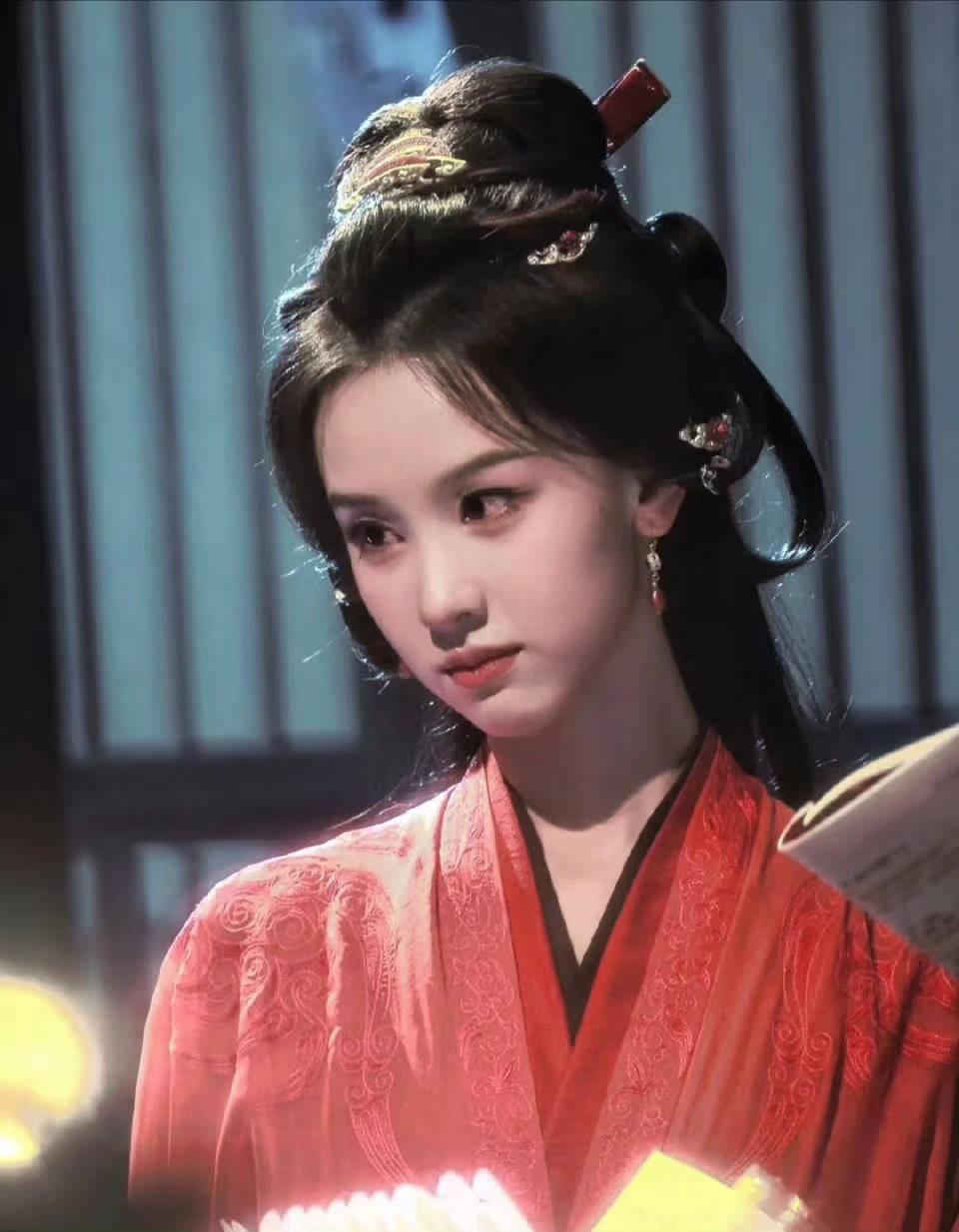 陈都灵 翘楚 红衣路透。