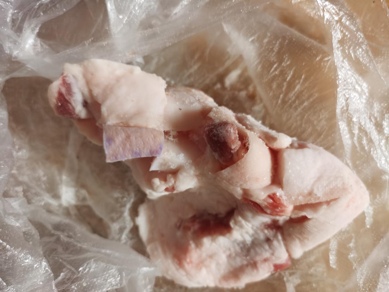 看看郑州这卖肉的却称真吓人我今天早上在汝河路桥西头买了点猪肉，是一个推车的男