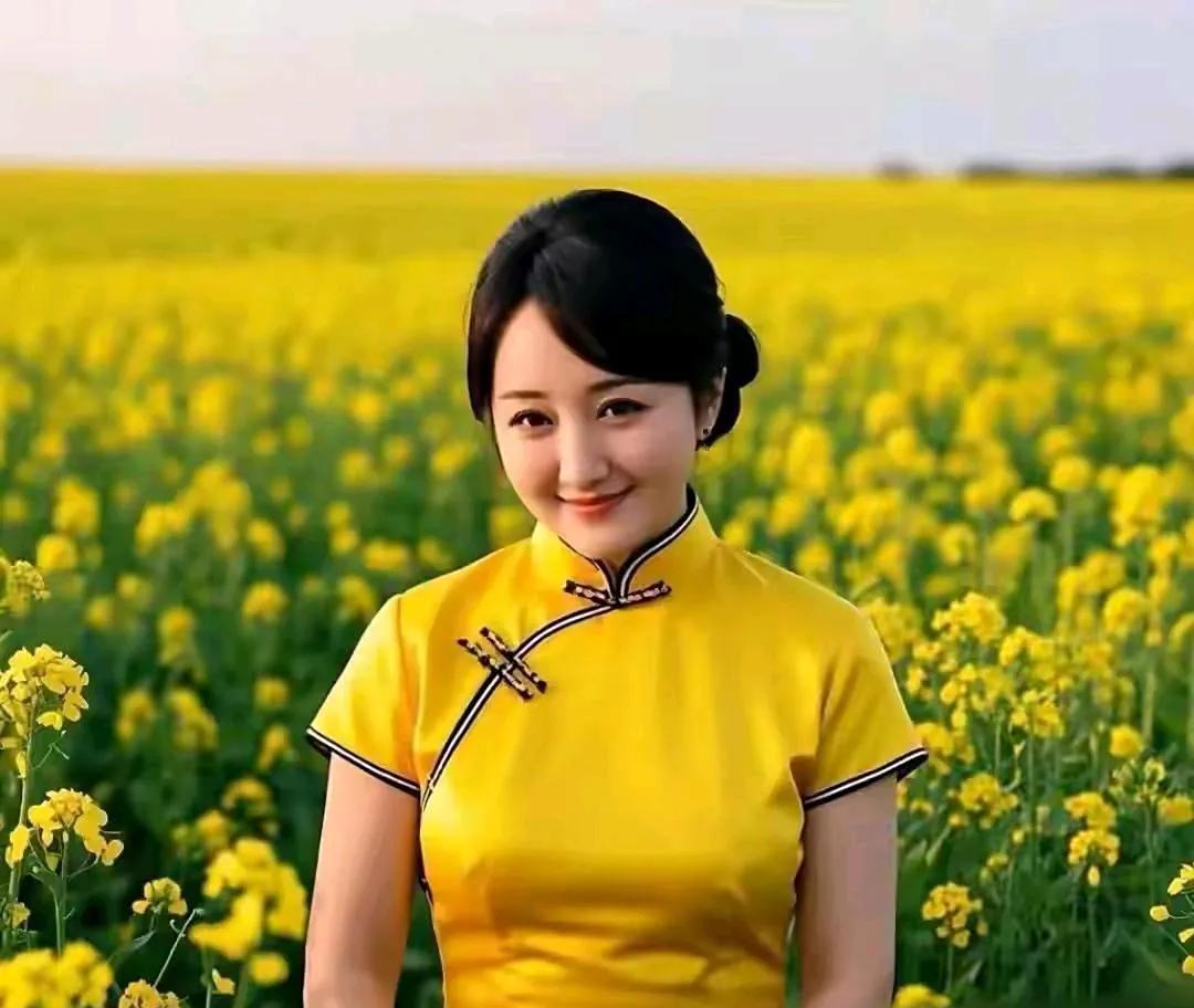 杨钰莹身材管理还可以，虽然不是很瘦的体型，但是匀称，皮肤白皙透亮，很显年轻。