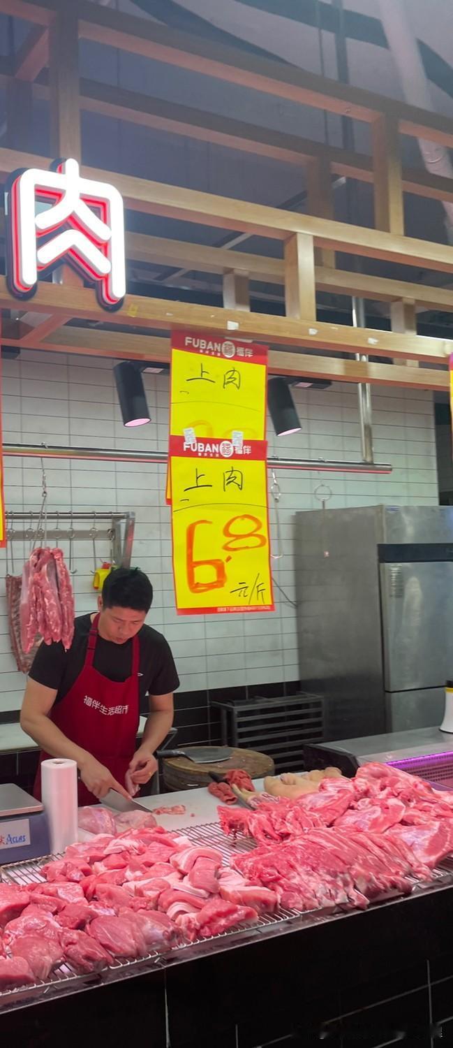 坐标深圳，猪肉6.8元一斤😡😡今早逛超市，一眼就被肉摊的价格牌惊