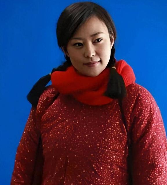 1971年，北京知青邵东平娶了地主家女儿。在新婚之夜，妻子问他：“东平哥，我家出