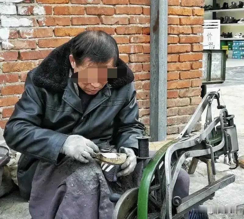 悲剧还是发生了！山东平度，一男子新买的腰带太长了，于是到老人开的小摊重新裁剪并打