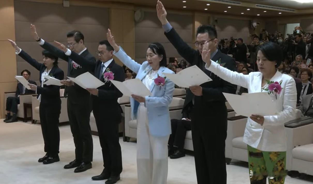 韩国瑜主持民众党6立委宣誓就职在台内政主管刘世芳叫嚣要将李贞秀解职的威胁声中