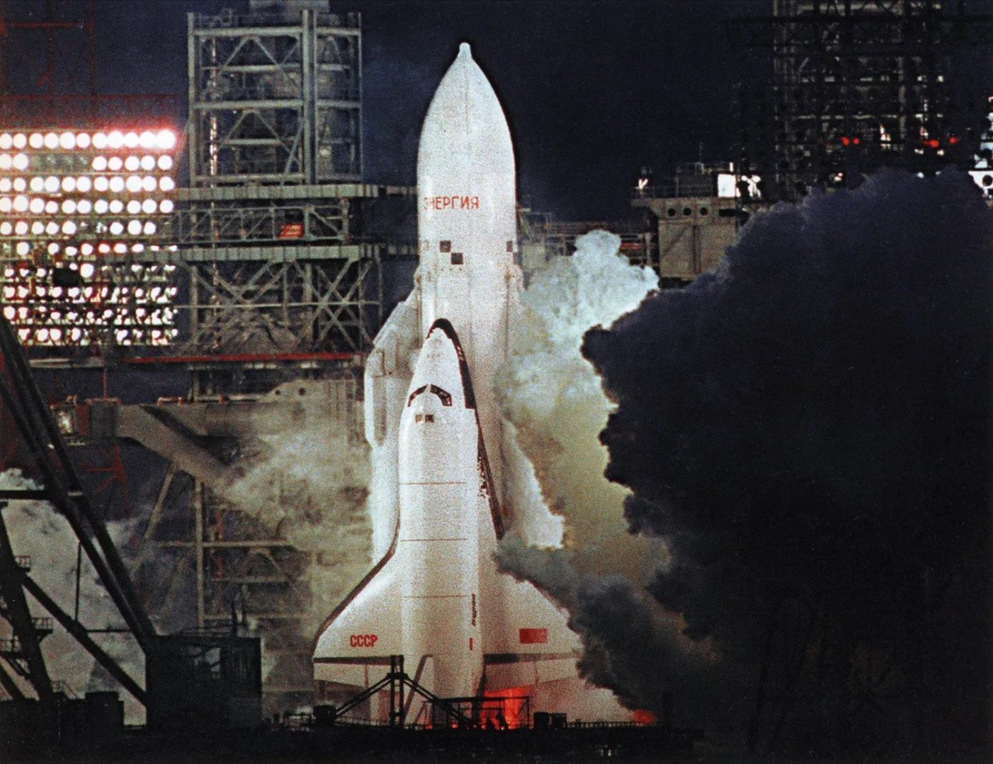 1988年11月15日，苏联“暴风雪”号航天飞机首次也是最后一次发射升空