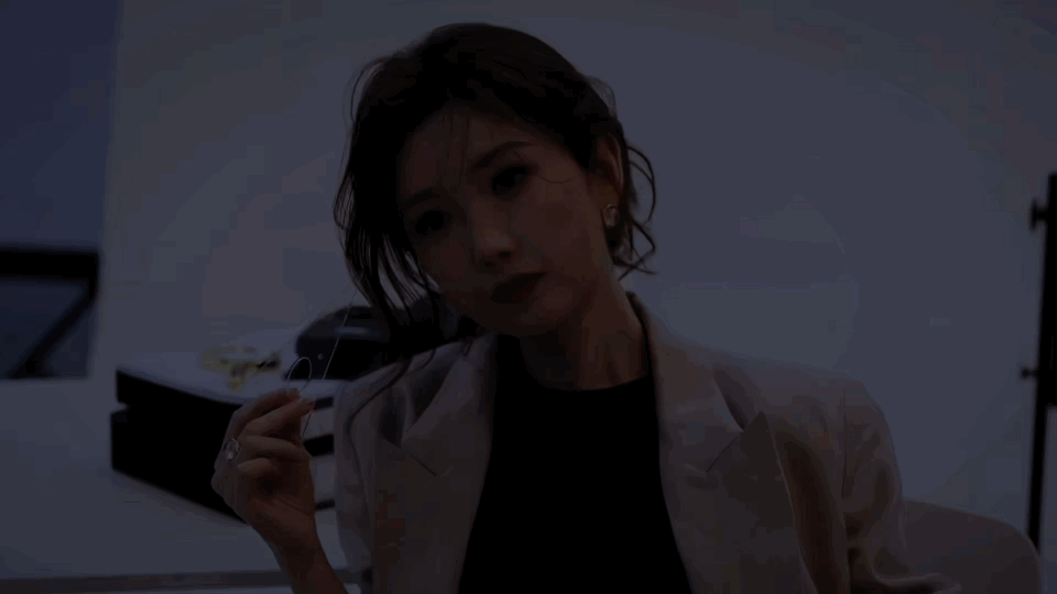 毛晓彤这组完全妈咪级别毛晓彤这组造型直接美到我原地起立👏浅色休闲西装搭配黑色连