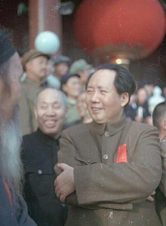 这些照片有多珍贵？这么说吧，它们是新中国第一批彩色照片！比咱们自己拍的都早。现在