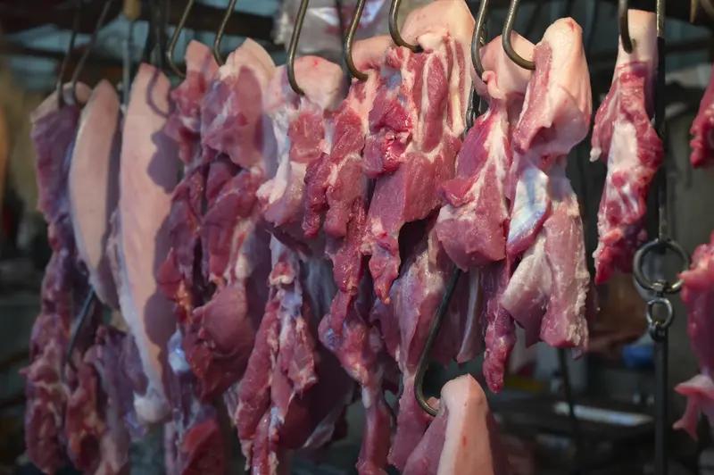 生猪跌破5元/斤！猪肉价格大跳水，为啥越来越不值钱？家人们逛菜市场没？前阵
