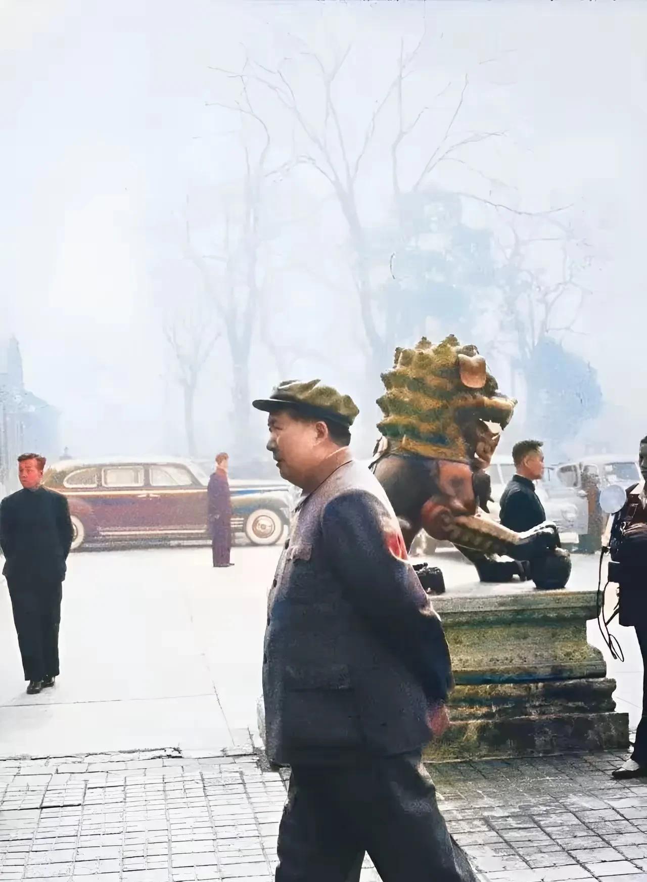 老人家走路的瞬间，被摄影师拍下来了，这是一张非常难得一见的照片，是一张侧面照，而