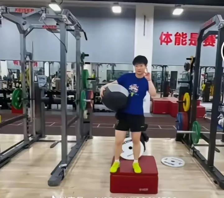 孙颖莎更新视频：全是体能训练！莎莎更新的视频显示，一个乒乓球运动员的体能训练，