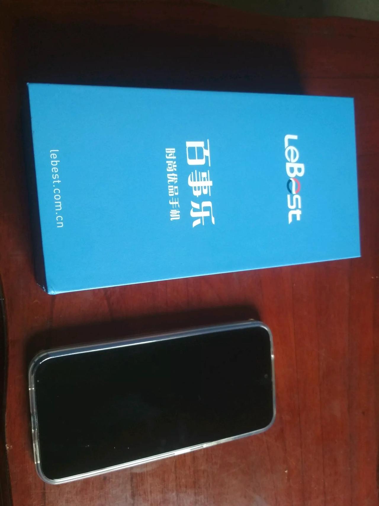 前段时间回家，我发现我妈换新手机了，这次是她自己去手机店买的，她告诉我的时候挺开