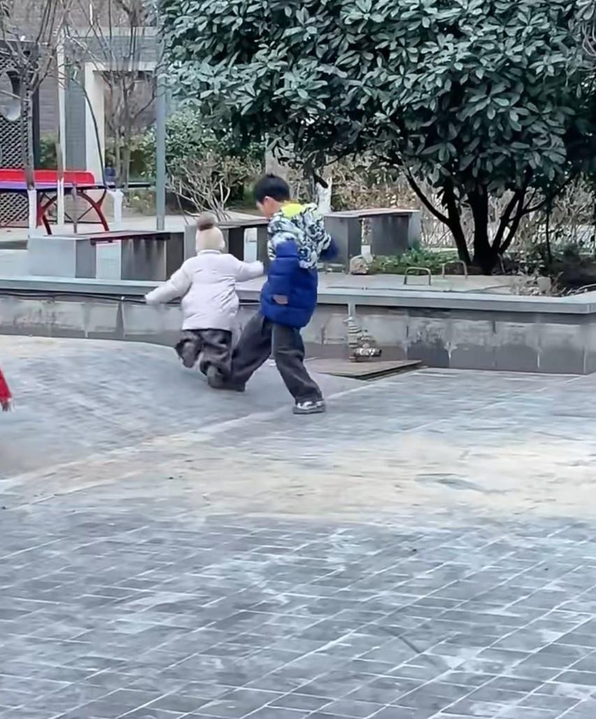 宝妈发视频称。年龄大的男孩对年龄小的孩子做各种动作:绊倒、压头、踢手、打脸……