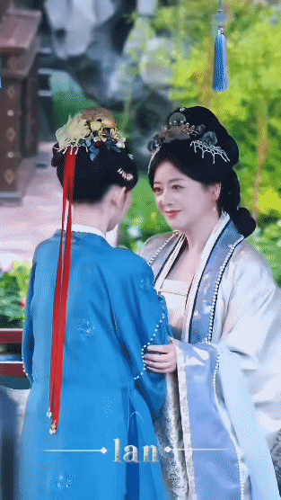 小李琳宋祖儿同框路透都是蓝白色系古装，看起来好养眼啊！服化道看起来挺让人期待的