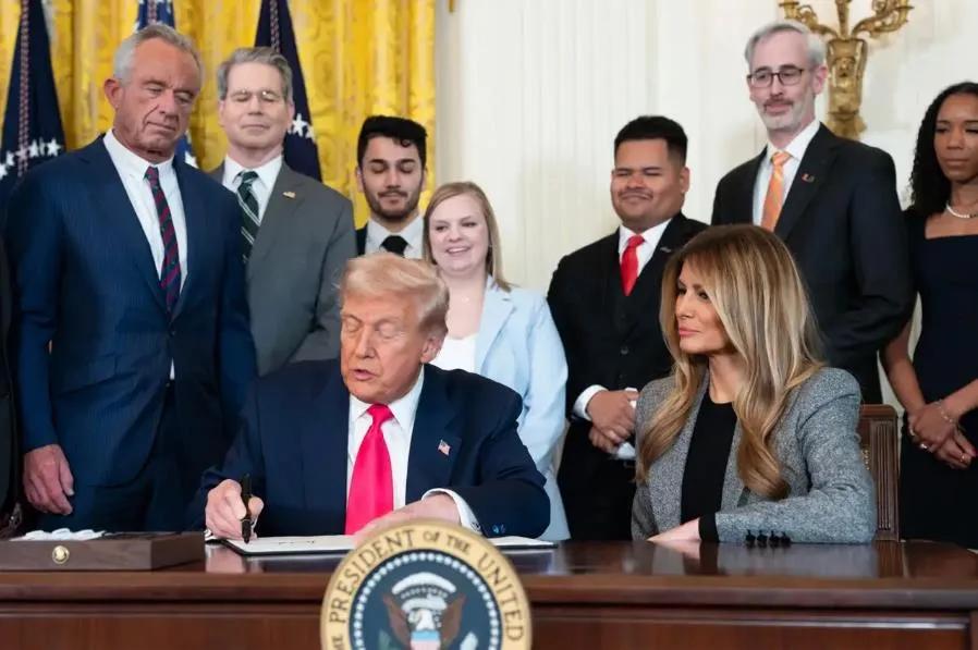 美国总统老特签署行政令，解除对柬埔寨的武器禁运。这项针对柬埔寨的制裁是2021年