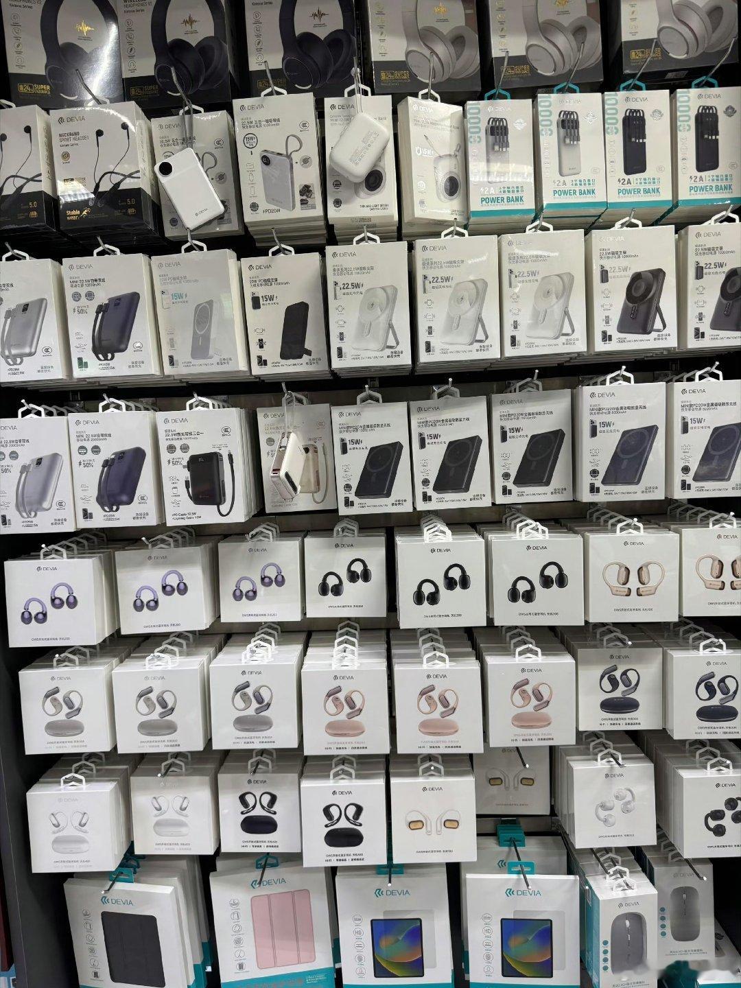 我个人绝对支持统一充电器！以前用不同品牌的手机，抽屉里堆满各种充电头，跨品牌混用