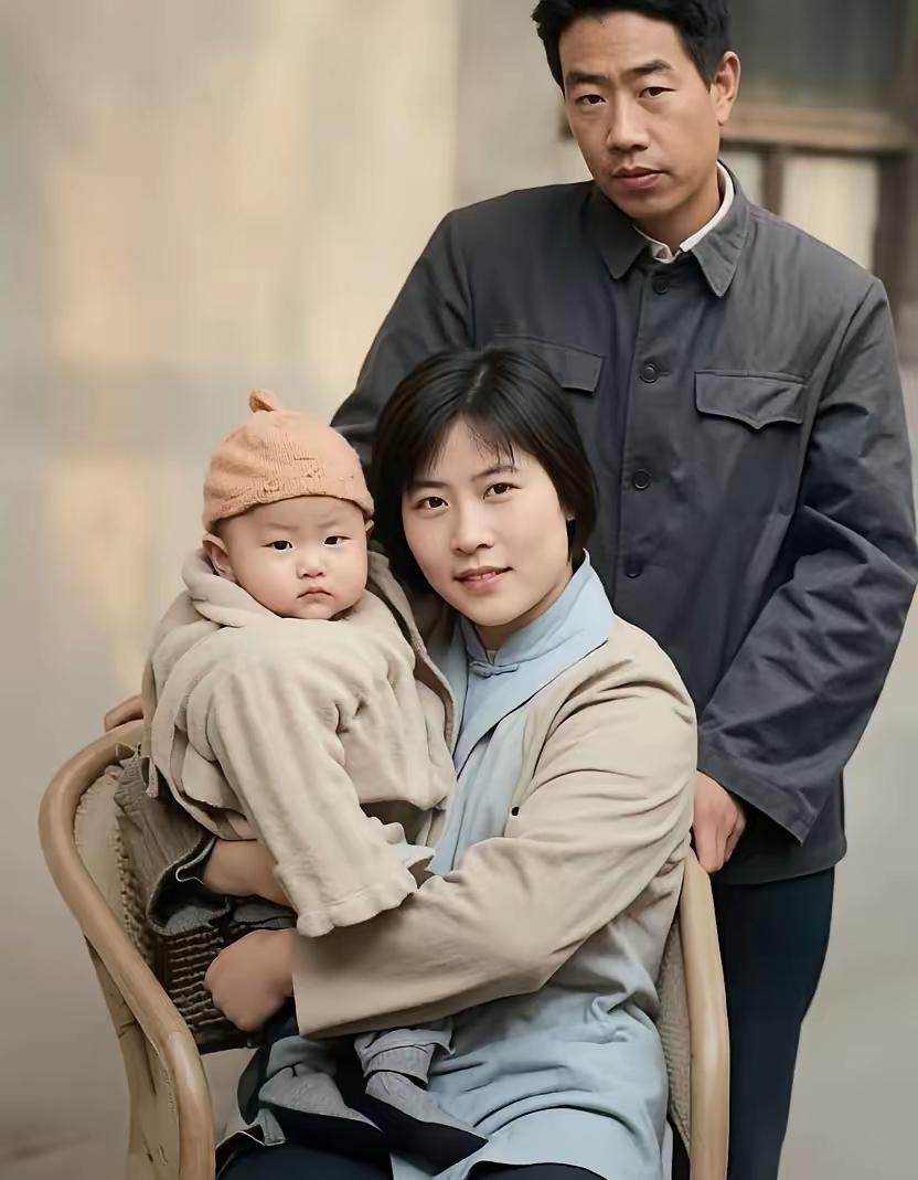 这是贾平凹与前妻及女儿的一张合影。贾平凹抄袭仿家浅浅的诗贾平凹老婆
