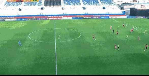 U20亚洲杯，朝鲜女足球员用头拦下对方门将大脚，冲刺半场射入空门。这球看着都疼