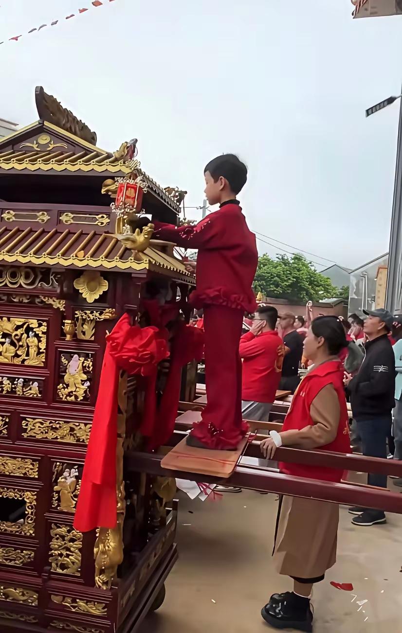 就“谁在轿上谁就是童”与文心助手交流，结果如下。一问：在拾石村妈祖巡游事件中，