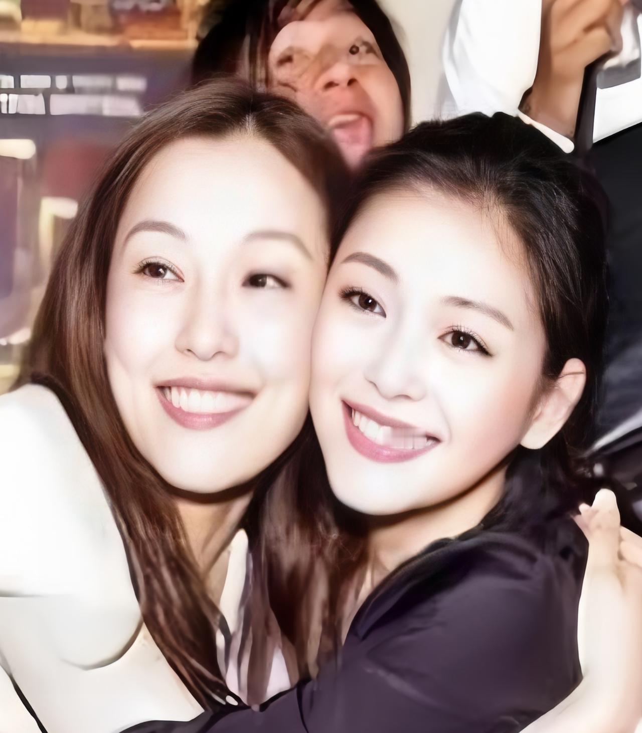 近期还有人说大S眼睛太小，不化妆就像一条缝，没法看，但看她当年和范玮琪脸贴脸的合