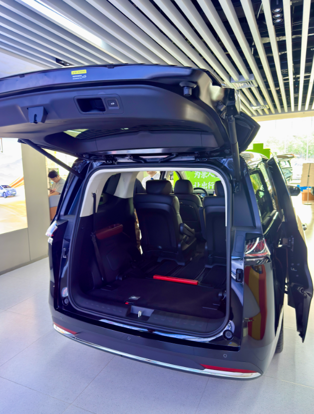 当我确定要买7座mpv时候就比较相中传祺E8这车，于是我去门店看实车，决定试驾体