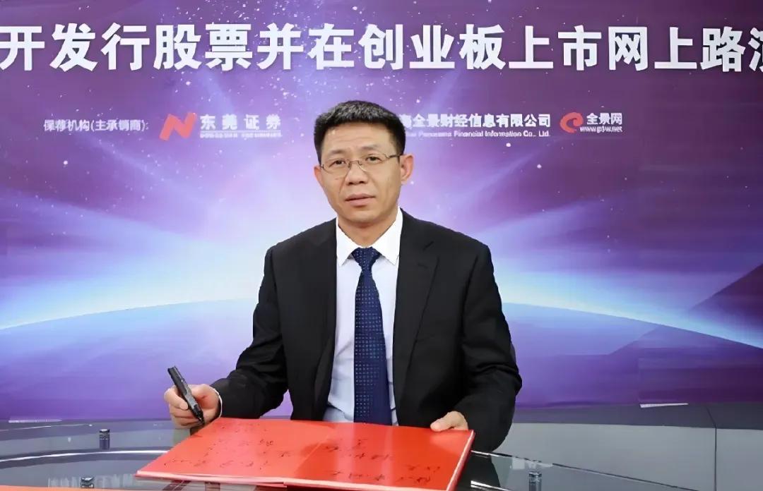 这轮AI牛市最耀眼的“扛把子”，无数股民冲进去接盘，老板却迫不及待套现跑路。不是