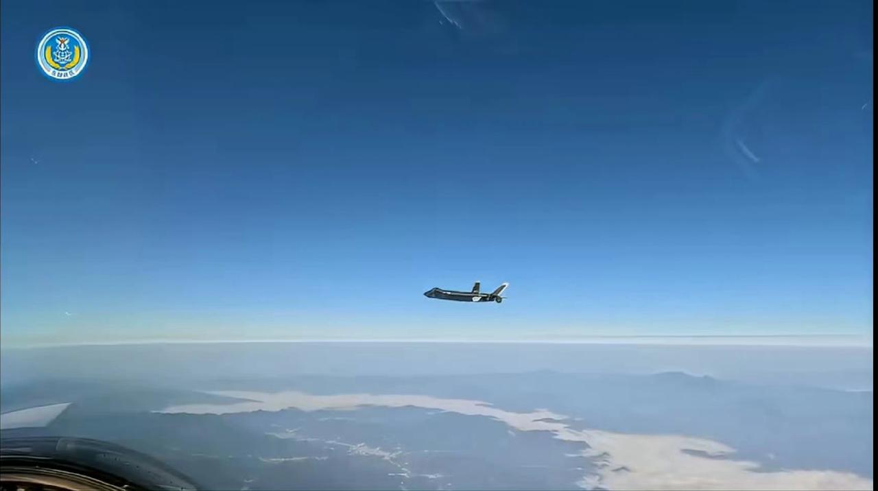 今天两张非常震撼的图！图1的位置看不出来是哪里，有地理非常好的同学可以看出下