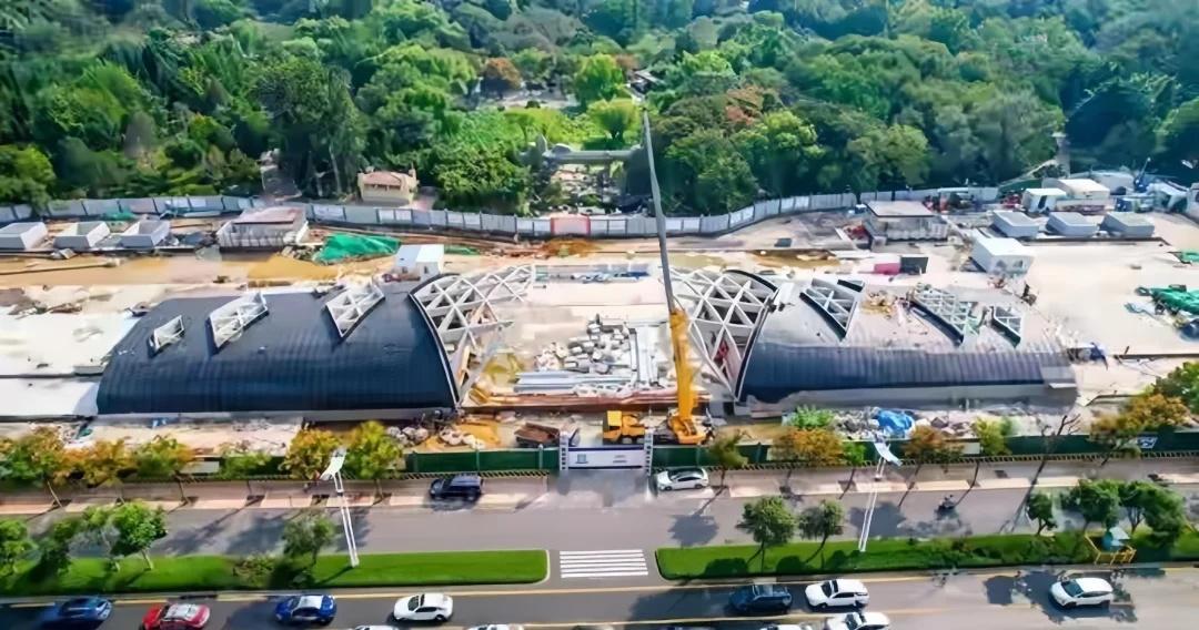 快看👀4号线泉城公园站披了一层“黑衣”📸目前，地铁4号线『泉城公园站』正紧