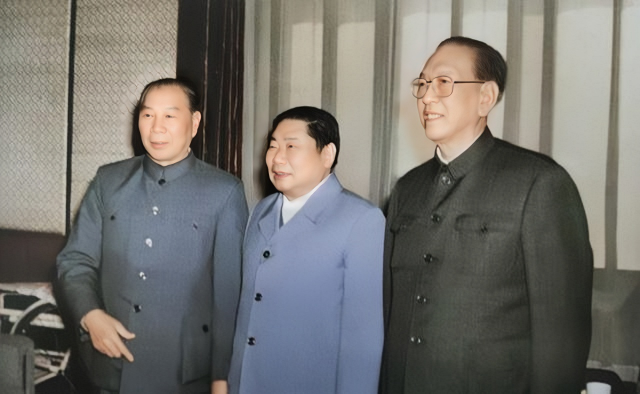 当年杨罗耿兵团的首长合影，司令员当之无愧地要站在C位。其实耿飚的地位后来应该超过