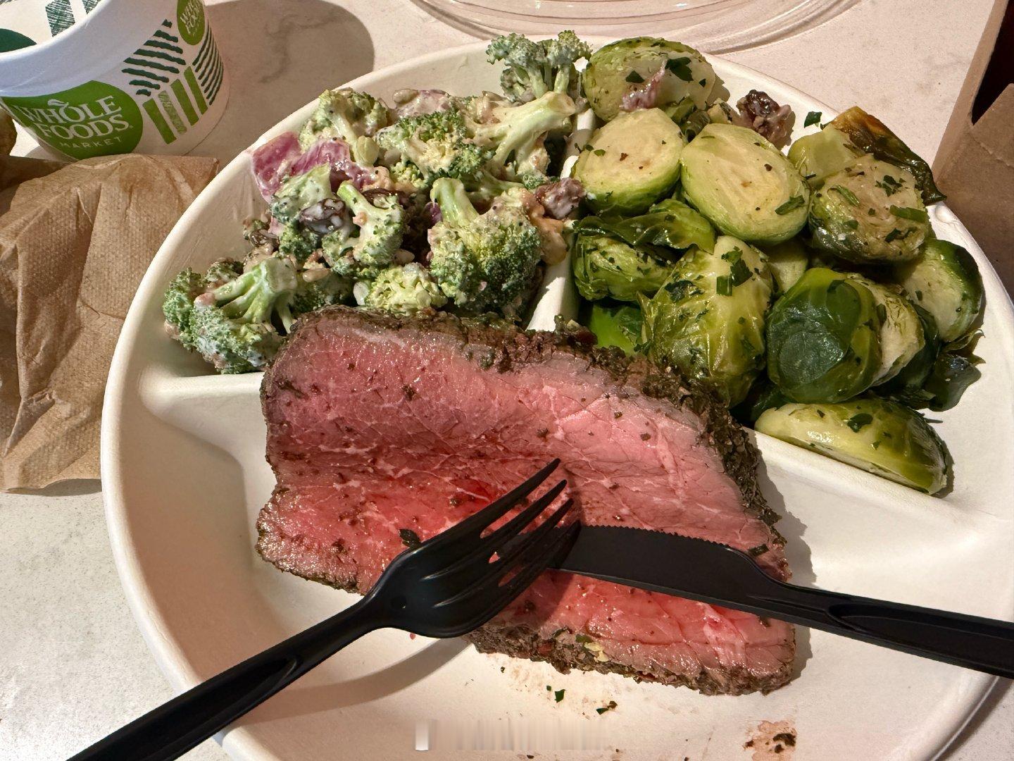 今日带娃午餐娃吃的是热乎乎的鸡肉饭。她也看不上我这个。健身餐减脂餐