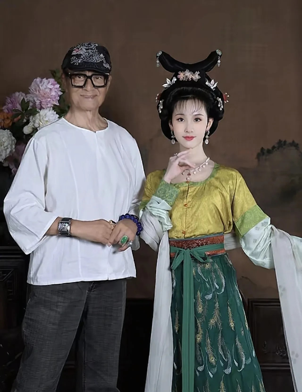 大家发现没？老前辈化妆师和现在年轻化妆师真的不一样！同样是化妆，老前辈化妆师