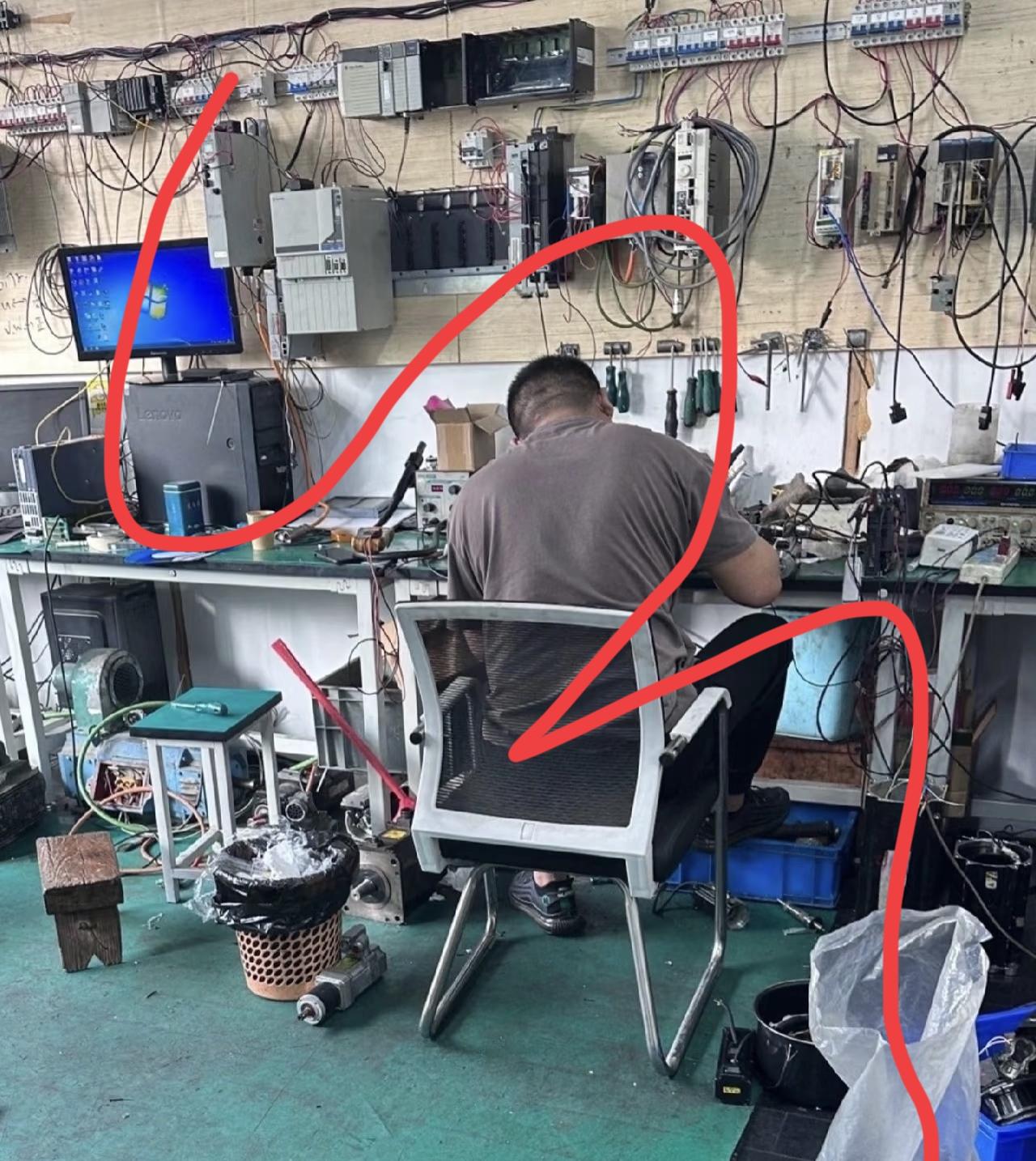 15000元一月招进来一个很厉害的工程师，不光维修这一块很厉害，而且连编程也很牛