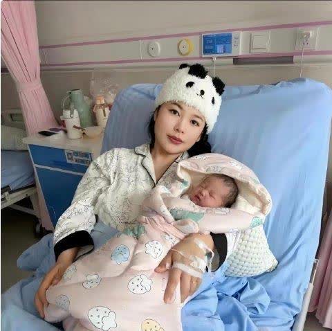 我女儿生了个男孩，我去照顾她坐月子。女儿的公公婆婆当着我的面给了女儿两万块。等亲