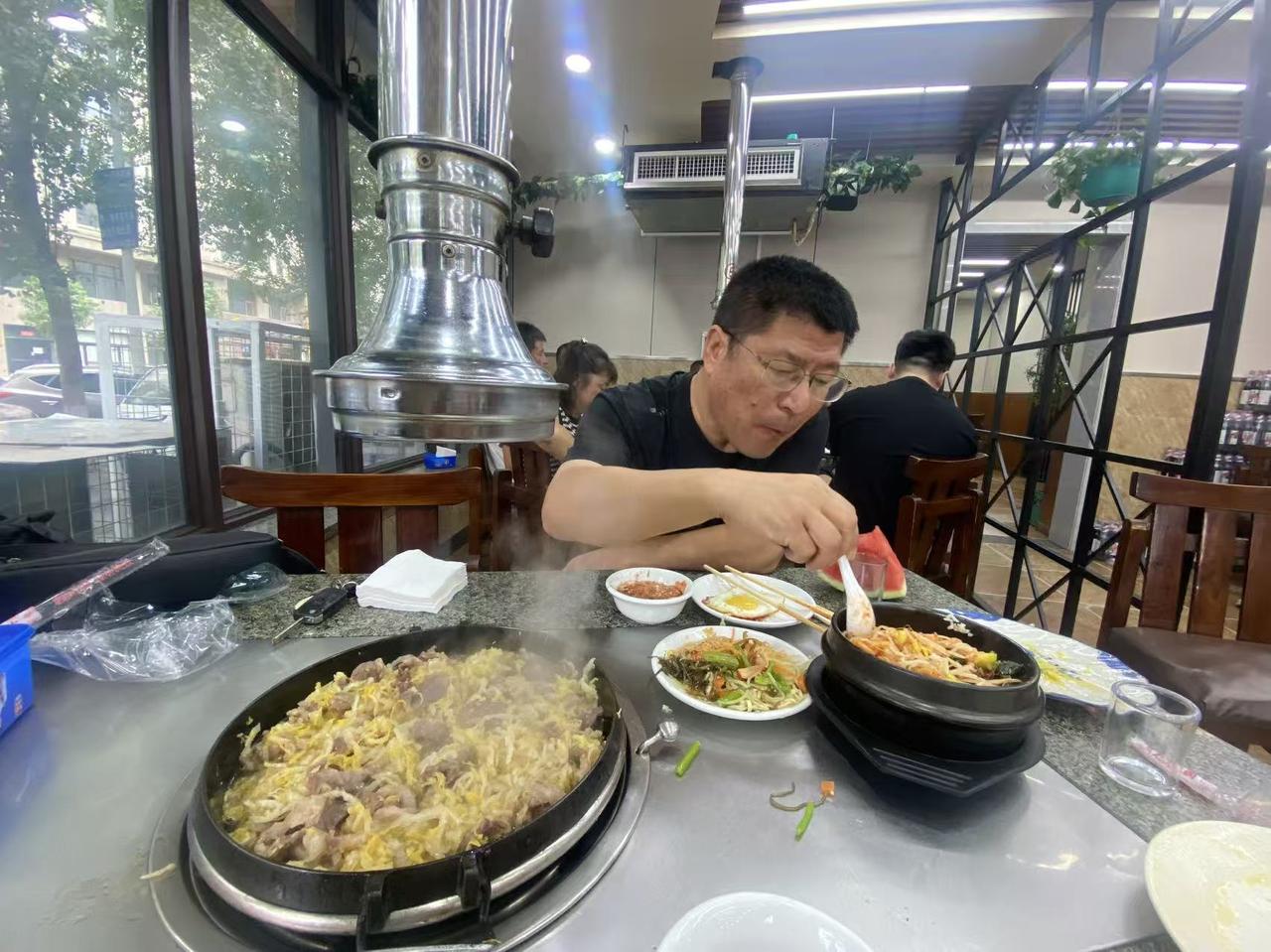 今天有点掉链子了，也就是尴尬了。一个很久没有见面的同学来找我，我当然邀请他吃饭。