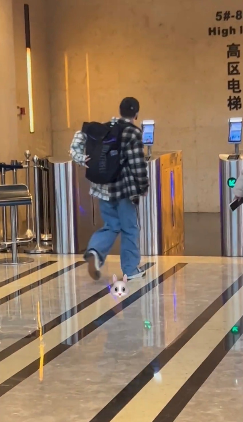 背着个炸药包就吭哧吭哧上班去了