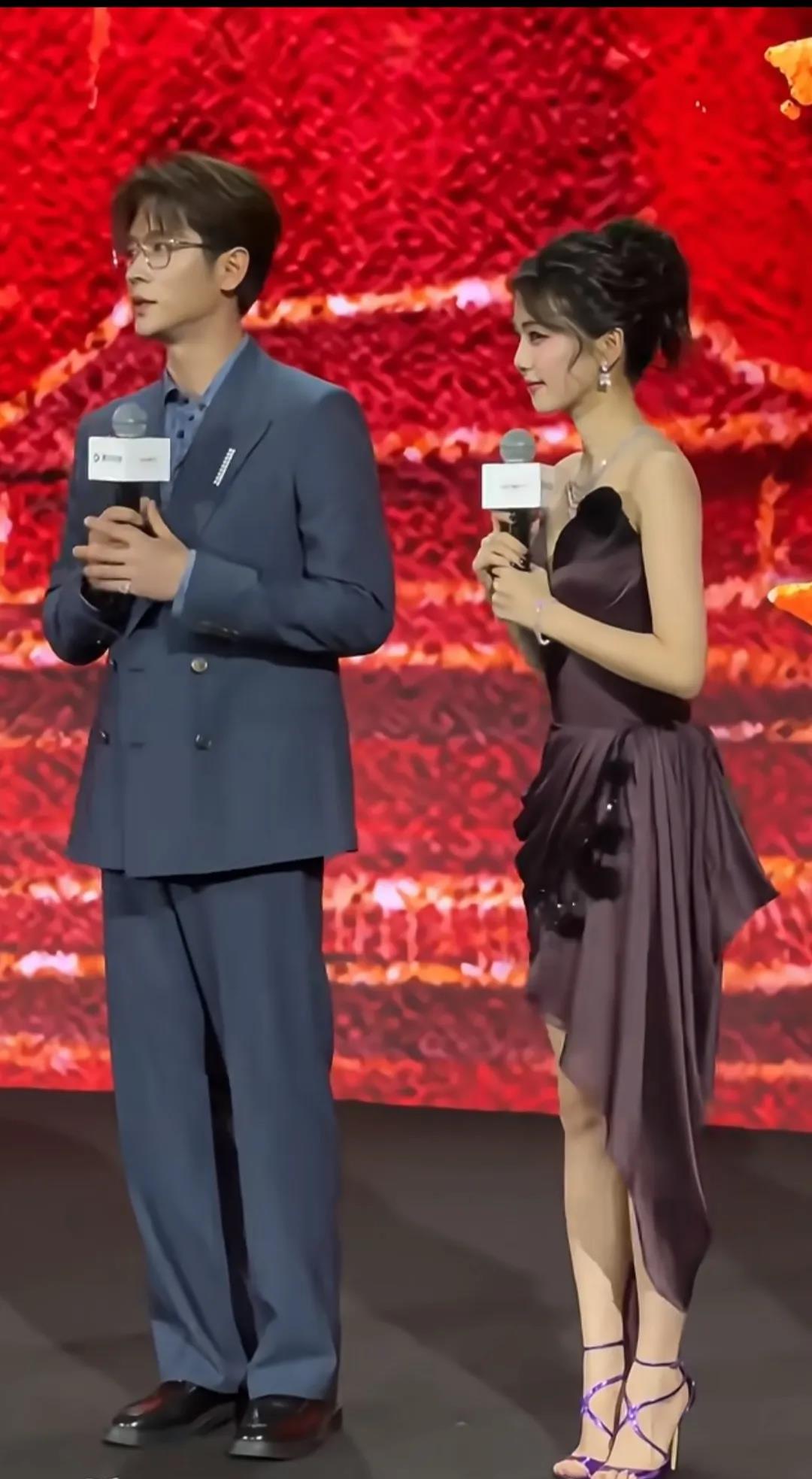 白鹿，这鞋子太难看了，不过脚倒是很美的。